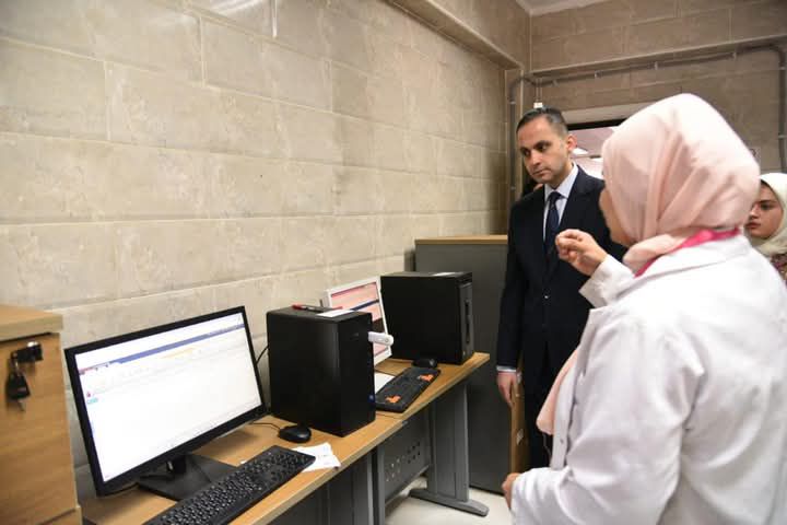 fb_img_17463662222588722865093731296291 نائب وزير الصحة يقوم بجولة مفاجئة على المنشآت الصحية بمدينة الشروق