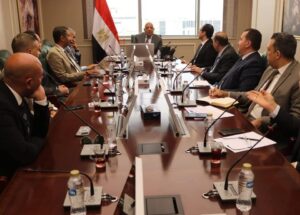 fb_img_17464312383108028552239928695371-300x215 وزير الكهرباء يجتمع بمسئولي شركة "ساى شيلد" لمتابعة مجريات تشغيل منظومة الشحن الموحد وقاعدة البيانات المؤمنة للعدادات في شركات توزيع الكهرباء