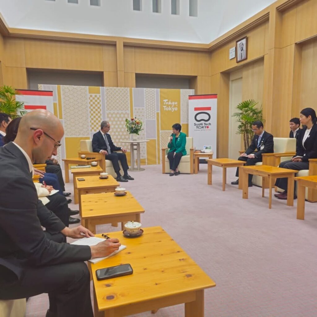 fb_img_17466917625111099397072228250817-1024x1024 وزير الاتصالات وتكنولوجيا المعلومات يلتقى محافظ طوكيو لبحث التعاون فى مجالات بناء القدرات الرقمية ودعم ريادة الأعمال