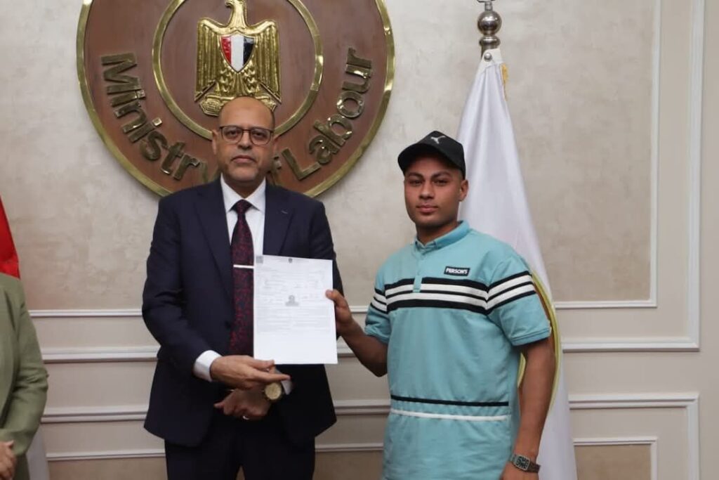 fb_img_17466938320025455569591282608970-1024x683 وزير العمل يُسلم عقود عمل للمتقدمين على فرص عمل بالإمارات