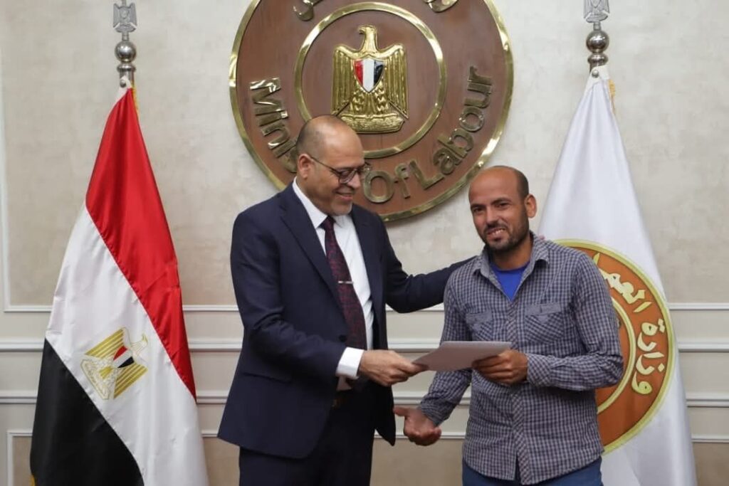 fb_img_17466938338907744900931623883097-1024x683 وزير العمل يُسلم عقود عمل للمتقدمين على فرص عمل بالإمارات