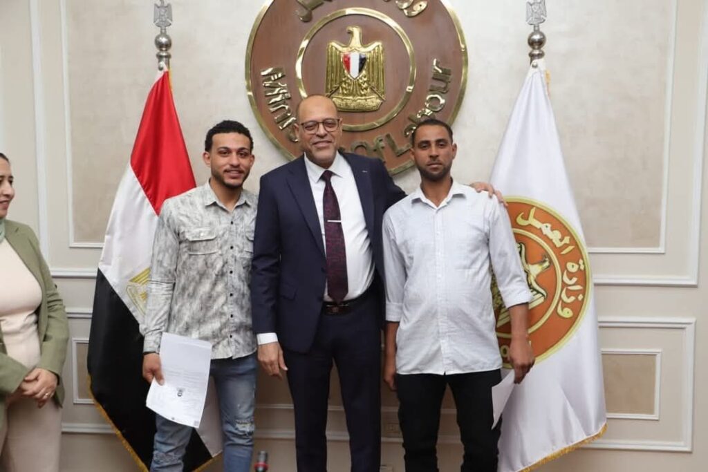 fb_img_17466938376212926539003404758629-1024x683 وزير العمل يُسلم عقود عمل للمتقدمين على فرص عمل بالإمارات