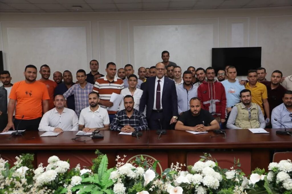 fb_img_17466938394468723466605464463569-1024x683 وزير العمل يُسلم عقود عمل للمتقدمين على فرص عمل بالإمارات