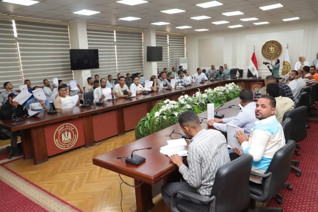 fb_img_17466938412852628229206781504161-1024x683 وزير العمل يُسلم عقود عمل للمتقدمين على فرص عمل بالإمارات