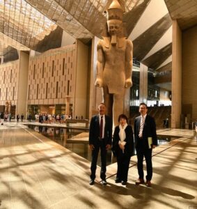 fb_img_17468642415207594726407814046036-283x300 المتحف المصري الكبير يستقبل فخامة رئيس جمهورية جزر القمر ووزيرة التعليم والثقافة اليابانية