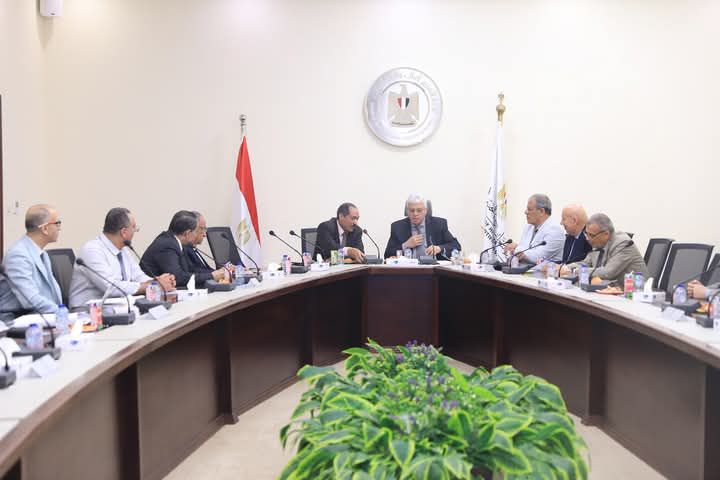 fb_img_17469542741726471840272252042018 وزير التعليم العالي يعقد اجتماعًا مع أعضاء اللجنة الوزارية لتعيين أعضاء هيئة التدريس والهيئة المعاونة بالمعاهد العليا