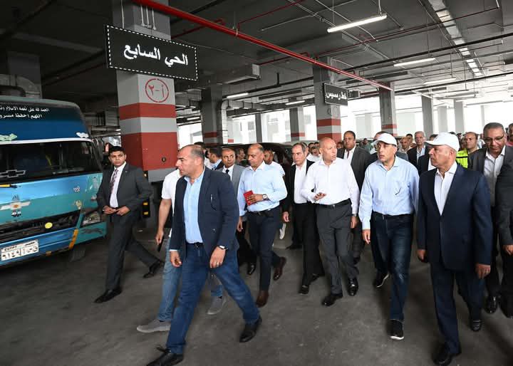 fb_img_17474794209712456113117677418138 رئيس الوزراء يقطع خط سير الجولة لتفقد موقف السلام النموذجي الجديد