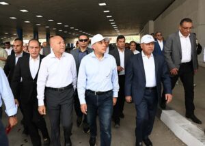 fb_img_17474794252443396436031451959470-300x214 رئيس الوزراء يقطع خط سير الجولة لتفقد موقف السلام النموذجي الجديد