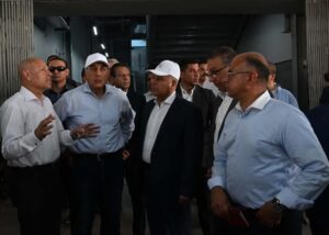 fb_img_17474794270771121810813100415449-300x214 رئيس الوزراء يقطع خط سير الجولة لتفقد موقف السلام النموذجي الجديد