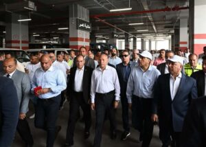 fb_img_17474794294923547879077455663396-300x214 رئيس الوزراء يقطع خط سير الجولة لتفقد موقف السلام النموذجي الجديد