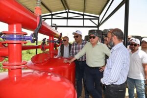 fb_img_1747569850910757386548313487638-300x200 وزير الري يواصل جولته بمحافظة أسوان اليوم.. ويتفقد موقع المنطقة التجريبية لاستخدام الري الحديث في مزارع قصب السكر بزمام ترعة بلوخر