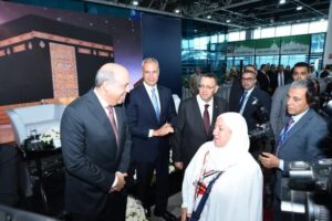 fb_img_17475875293618907122129898164949-300x200 وزراء الطيران والأوقاف والتضامن الاجتماعي ورئيس بعثة الحج الرسمية يشهدون احتفالية توديع أولى أفواج حجاج بيت الله الحرام لهذا العام 1446هـ / 2025م