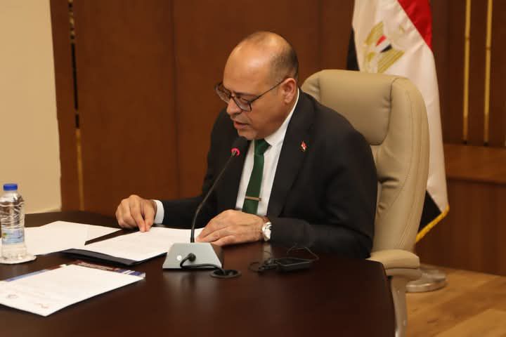 fb_img_17475879485083556285028696990766 وزير العمل يعتمد صرف مليون و 594 ألف جنيه رعاية اجتماعية وصحية لـ 1098 عاملًا غير منتظم خلال شهر مايو الجاري