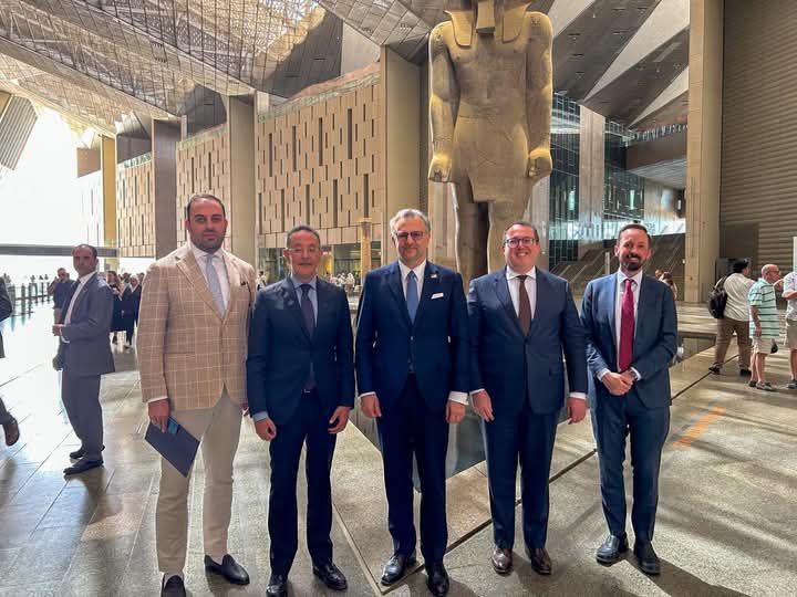 fb_img_17476437124085631298698683622688 المتحف المصري الكبير يستقبل كبير مستشاري الرئيس الأمريكي للشؤون العربية والشرق الأوسط والمستشار رفيع المستوى للشؤون الإفريقية