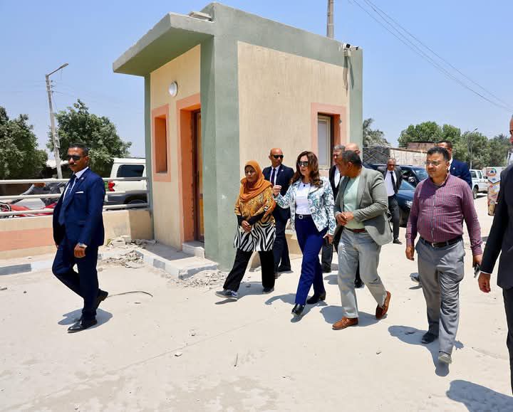 fb_img_17477475416843867854641477916207 خلال جولتها المفاجئة بمركز الصف بالجيزة: - وزيرة التنمية المحلية تتفقد مشروعات المواقف والأسواق.. وتوجه بسرعة تشغيل مشروعات "حياة كريمة" المنتهية ودخولها الخدمة أمام المواطنين