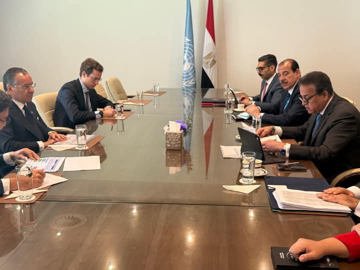 fb_img_17478334234184430421224657888894 وزير الصحة والسكان يلتقى رئيس شركة GKSD القابضة للاستثمار لبحث مستجدات التعاون في العديد من المجالات الطبية