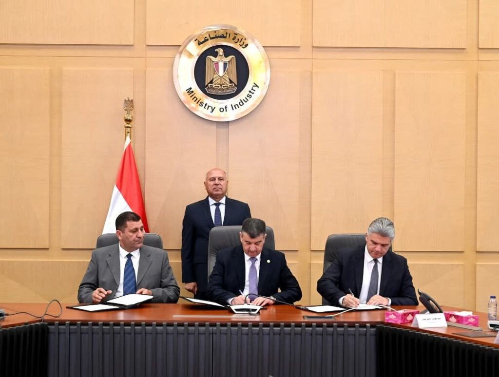 fb_img_17479009125281533634022191375539-1024x774 نائب رئيس مجلس الوزراء للتنمية الصناعية وزير الصناعة والنقل يشهد توقيع عقد تنفيذ أعمال البنية الأساسية لمشروع إعادة تأهيل ترام الرمل