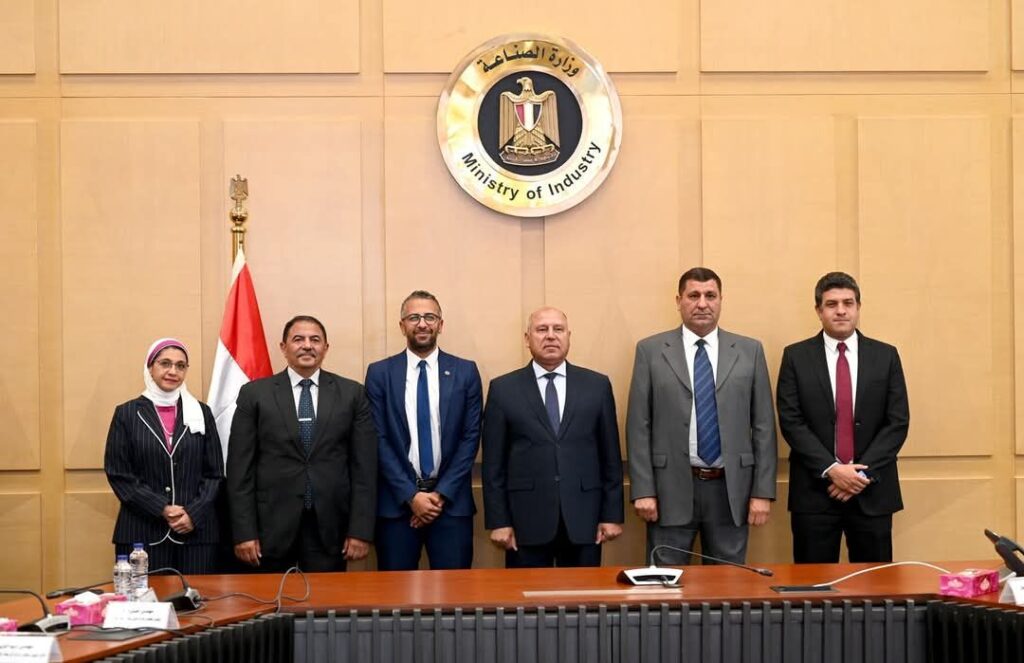 fb_img_17479009168486938807246446289954-1024x663 نائب رئيس مجلس الوزراء للتنمية الصناعية وزير الصناعة والنقل يشهد توقيع عقد تنفيذ أعمال البنية الأساسية لمشروع إعادة تأهيل ترام الرمل