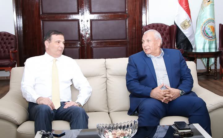 fb_img_17480768456566917132823388285494 وزير الزراعة يبحث مع محافظ الوادي الجديد ملفات التعاون المشترك
