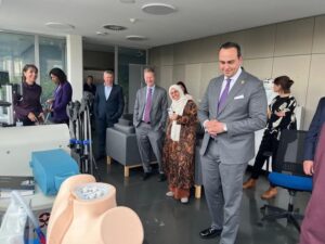 fb_img_17480770815843904235335313817861-300x225 رئيس هيئة الرعاية الصحية يزور مستشفيات جامعة جنيف والمؤسسة السويسرية للابتكار والتدريب في الجراحة