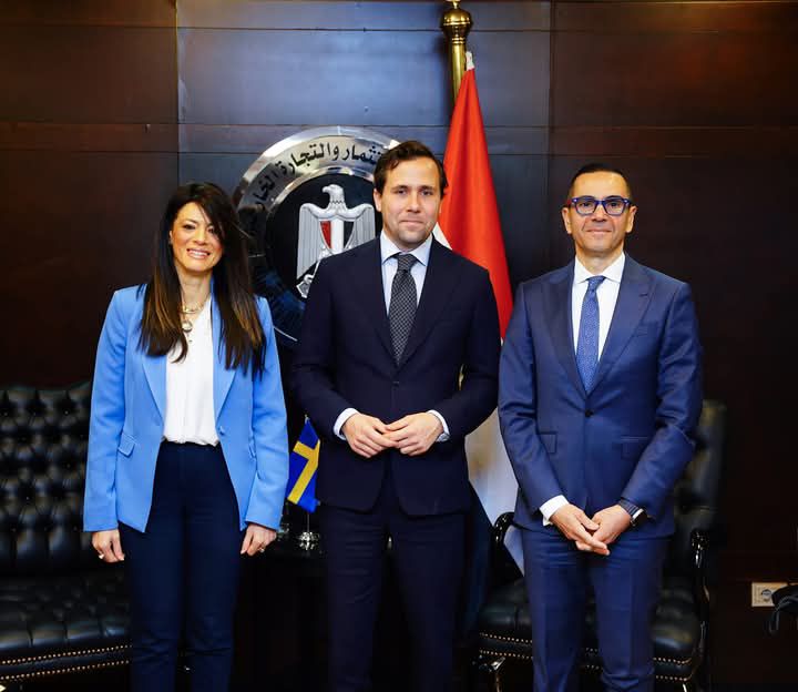 fb_img_17483398392105594673314227753250 وزيرا «الاستثمار والتجارة الخارجية» و «التخطيط والتنمية الاقتصادية والتعاون الدولي» يلتقيان وزير التجارة الدولية والتعاون الإنمائي السويدي لبحث سبل تعزيز العلاقات الاقتصادية بين البلدين