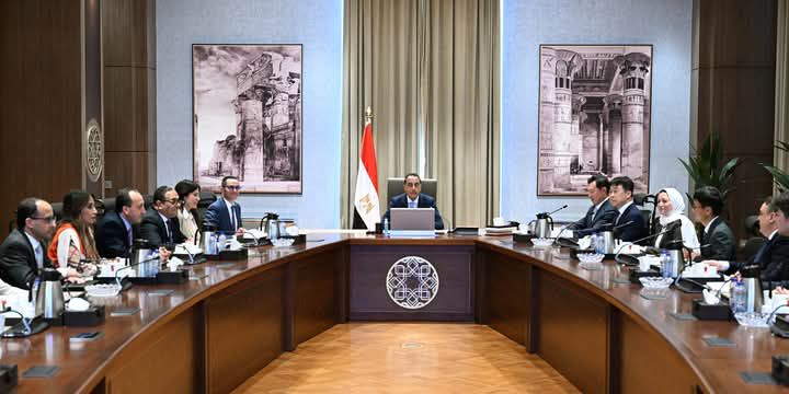 fb_img_17483549737696938258965268780117 رئيس الوزراء يستقبل وفدًا من شركة "سامسونج إلكترونيكس"