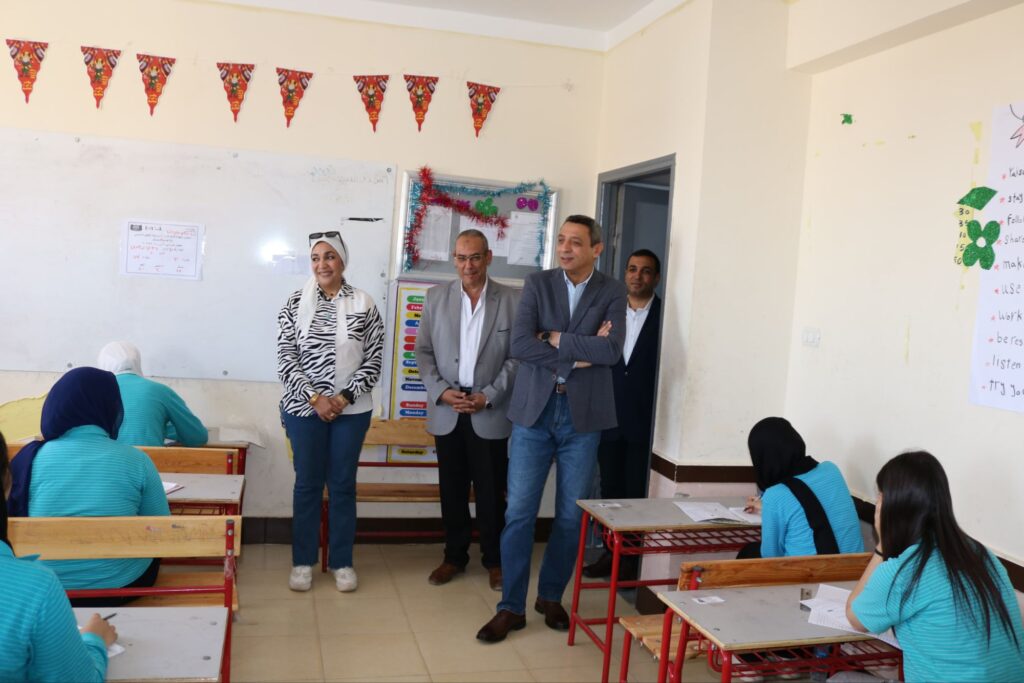 img-20250531-wa00278017152252442471411-1024x683 محافظ السويس يتفقد امتحانات الشهادة الاعدادية والدبلومات الفنية بمدارس السويس