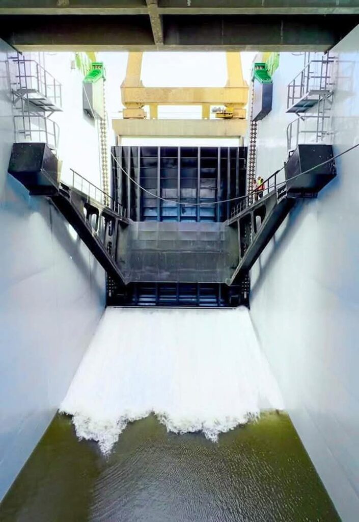 fb_img_17487654295833331296292478240292-705x1024 وزير الري يتابع الموقف التنفيذي لمشروع تحديث أنظمة وأجهزة التشغيل والتحكم والمراقبة لمفيض قناطر اسنا الجديدة "المرحلة الثانية"