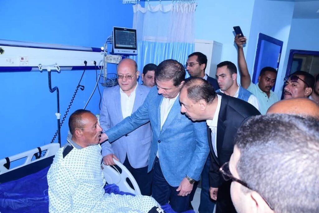 fb_img_17494622792752099328977336278105-1024x684 وزير الزراعة يزور مسئول حماية الأراضي المصاب بمستشفى سوهاج الجامعي