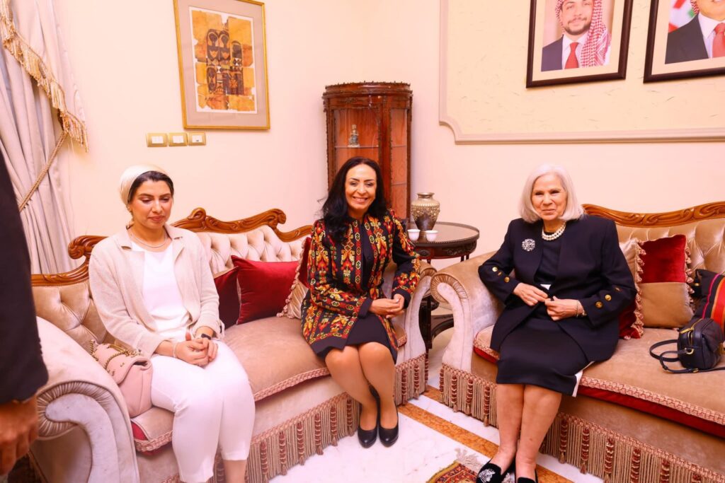 fb_img_17497397188085439978789640412944-1024x683 وزيرة التضامن الاجتماعي تكرم السفيرة هيفاء أبو غزالة تقديرًا لجهودها خلال فترة ولايتها لقطاع الشؤون الاجتماعية بالأمانة العامة لجامعة الدول العربية