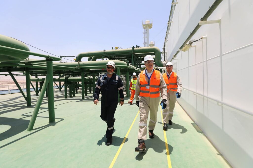 fb_img_17498254853267635555610496050396-1024x682 وزير البترول يجري زيارة تفقدية إلى موقع استقبال سفينة التغييز الثالثة بميناء العين السخنة