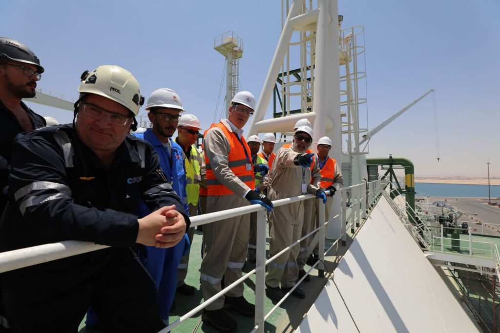 fb_img_17498254876013407899054216789282-1024x682 وزير البترول يجري زيارة تفقدية إلى موقع استقبال سفينة التغييز الثالثة بميناء العين السخنة