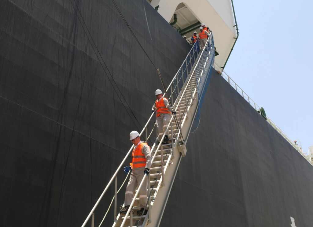 fb_img_17498254901144582182728353864526-1024x742 وزير البترول يجري زيارة تفقدية إلى موقع استقبال سفينة التغييز الثالثة بميناء العين السخنة