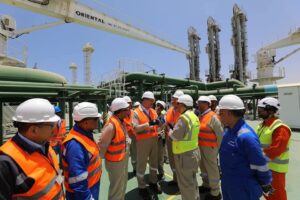 fb_img_17498254957232753131506313092013-300x200 وزير البترول يجري زيارة تفقدية إلى موقع استقبال سفينة التغييز الثالثة بميناء العين السخنة