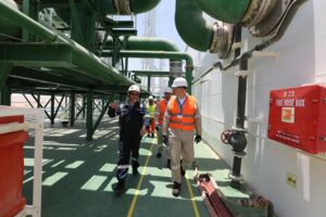 fb_img_17498254984701814150246631379934-300x200 وزير البترول يجري زيارة تفقدية إلى موقع استقبال سفينة التغييز الثالثة بميناء العين السخنة