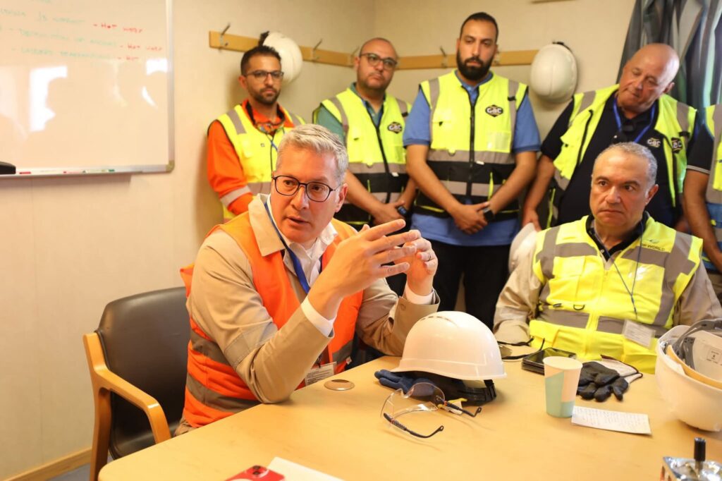 fb_img_17498255058831464325648497609565-1024x682 وزير البترول يجري زيارة تفقدية إلى موقع استقبال سفينة التغييز الثالثة بميناء العين السخنة