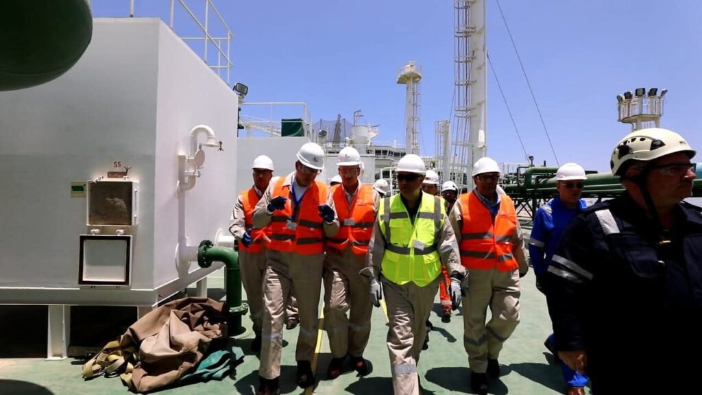fb_img_17498255085582404197920051880888-1024x576 وزير البترول يجري زيارة تفقدية إلى موقع استقبال سفينة التغييز الثالثة بميناء العين السخنة