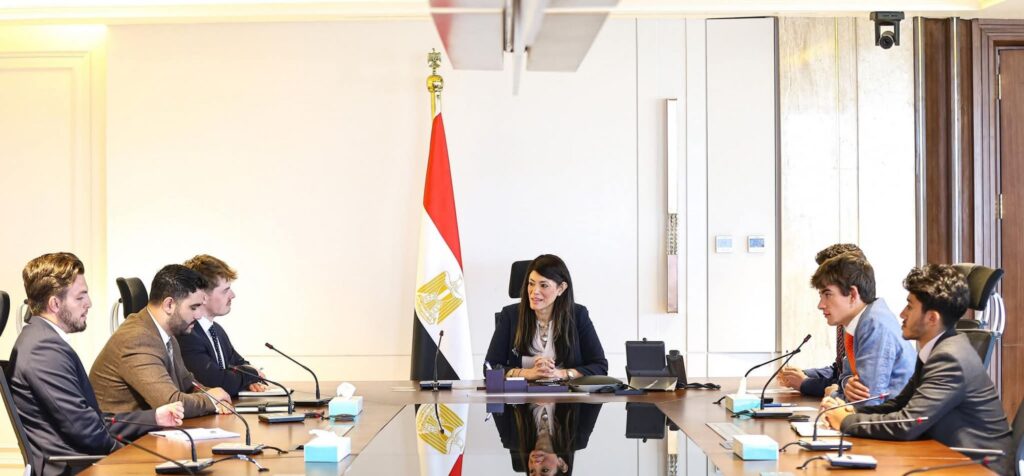 fb_img_17499261863785288555862042833342-1024x476 وزيرة التخطيط والتنمية الاقتصادية والتعاون الدولي تلتقي بمجموعة من طلاب كبرى الجامعات بالمملكة المتحدة