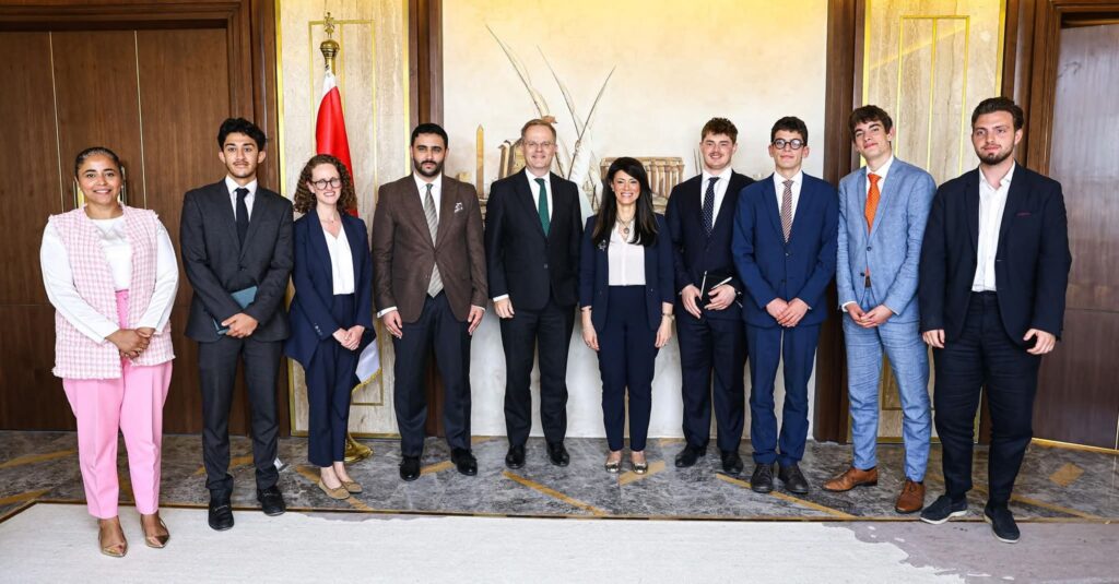 fb_img_17499261909036660820263442843941-1024x535 وزيرة التخطيط والتنمية الاقتصادية والتعاون الدولي تلتقي بمجموعة من طلاب كبرى الجامعات بالمملكة المتحدة