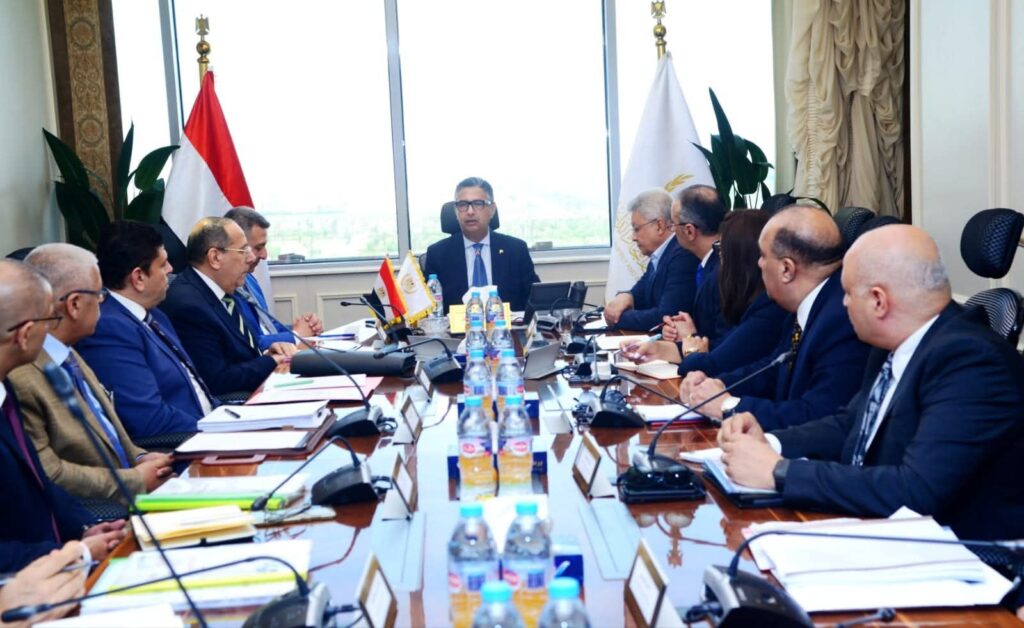 fb_img_17499819889285274363805071024260-1024x628 وزير التموين يعقد اجتماعًا مع الشركة "القابضة للصناعات الغذائية" لمتابعة الموقف التنفيذي للمخزون الاستراتيجي من السلع الأساسية وضمان توافرها وانتظام التوزيع