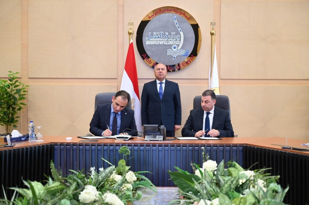 fb_img_17500651502173558155561520367302-1024x681 وزير الصناعة والنقل يشهد توقيع عقد ترخيص شركة "رحلة رايدز لتنظيم خدمات النقل البري" للعمل في مجال نقل الركاب باستخدام نظام تكنولوجيا المعلومات بين جهاز تنظيم النقل البري الداخلي والدولي وشركة رحلة رايدز