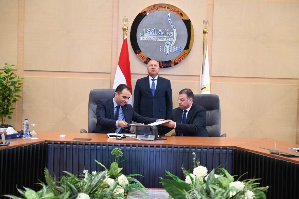 fb_img_17500651527404493503027805406200-1024x681 وزير الصناعة والنقل يشهد توقيع عقد ترخيص شركة "رحلة رايدز لتنظيم خدمات النقل البري" للعمل في مجال نقل الركاب باستخدام نظام تكنولوجيا المعلومات بين جهاز تنظيم النقل البري الداخلي والدولي وشركة رحلة رايدز