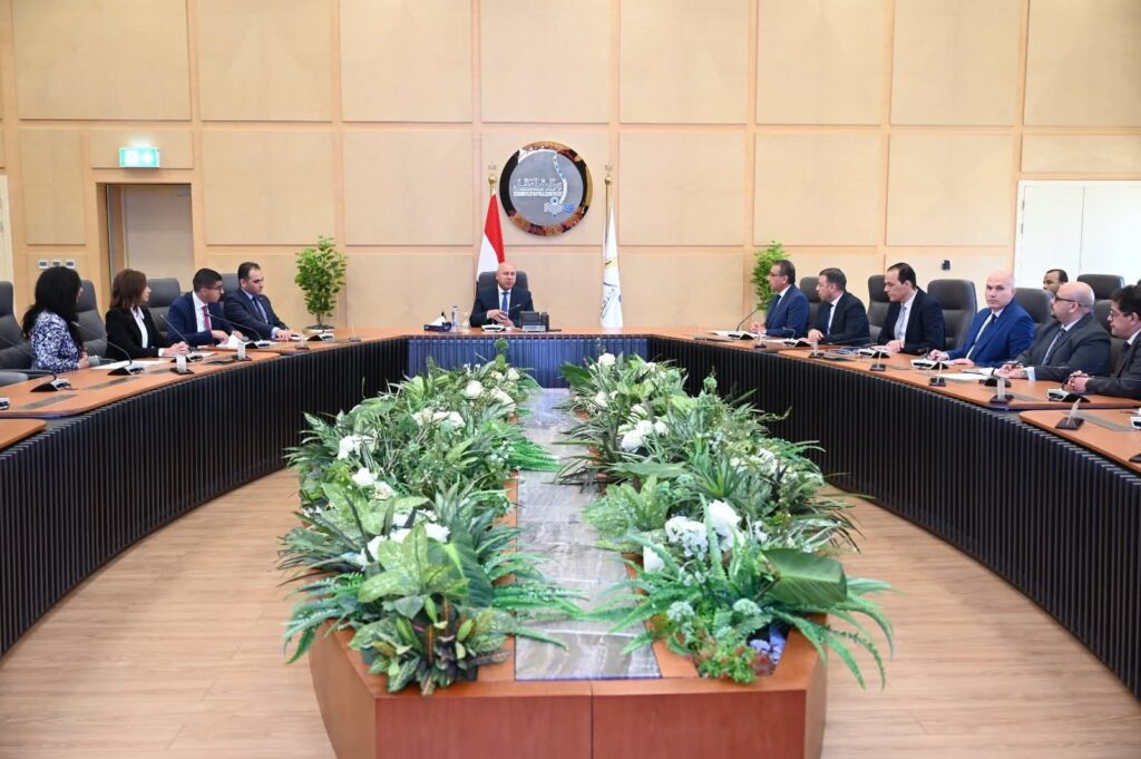 fb_img_17500651552512805685857325664159-1024x681 وزير الصناعة والنقل يشهد توقيع عقد ترخيص شركة "رحلة رايدز لتنظيم خدمات النقل البري" للعمل في مجال نقل الركاب باستخدام نظام تكنولوجيا المعلومات بين جهاز تنظيم النقل البري الداخلي والدولي وشركة رحلة رايدز
