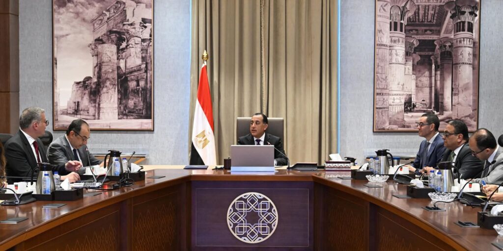 fb_img_17500654635468379293692233663659-1024x512 رئيس الوزراء يتابع تنفيذ برنامج الطروحات الحكومية في قطاعي البترول والأعمال العام