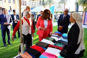 fb_img_17501027226337621422785176747746-300x200 وزيرة التنمية المحلية وعميد كلية التعليم المستمر بالجامعة الأمريكية يتفقدان معرضي "أيادي مصر" ومعرص خريجات منحة AUC SHE Can بالجامعة الأمريكية بالتحرير