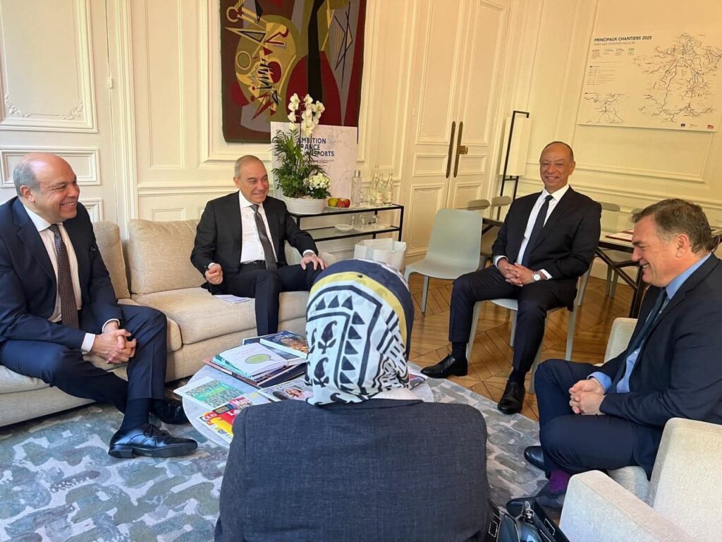 fb_img_1750193806104266616080902089239-1024x768 وزير الطيران المدني المصري ووزير النقل الفرنسي يوقعان اتفاقية ترتيبات فنية لتعزيز التعاون في مجالات الطيران المدني المختلفه