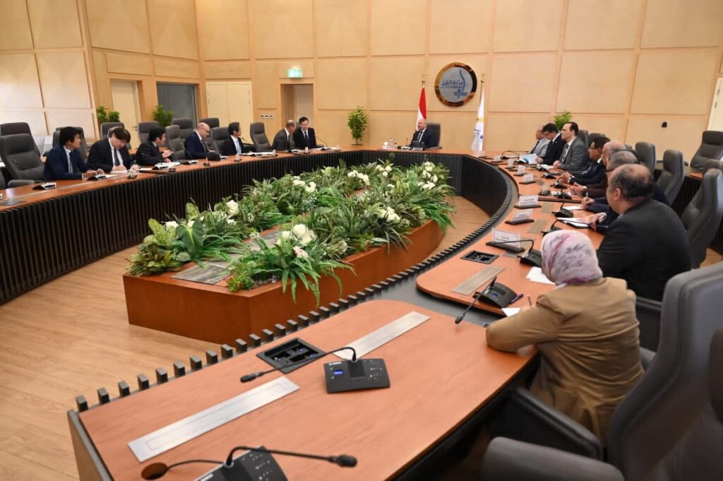 fb_img_17504092392844484486656233387763-1024x681 وزير الصناعة والنقل يلتقي الرئيس التنفيذى والعضو المنتدب لشركة ميتسوبيشى ماشينيري اليابانية لبحث سبل دعم التعاون المشترك بين الجانبين في مجال مترو الأنفاق
