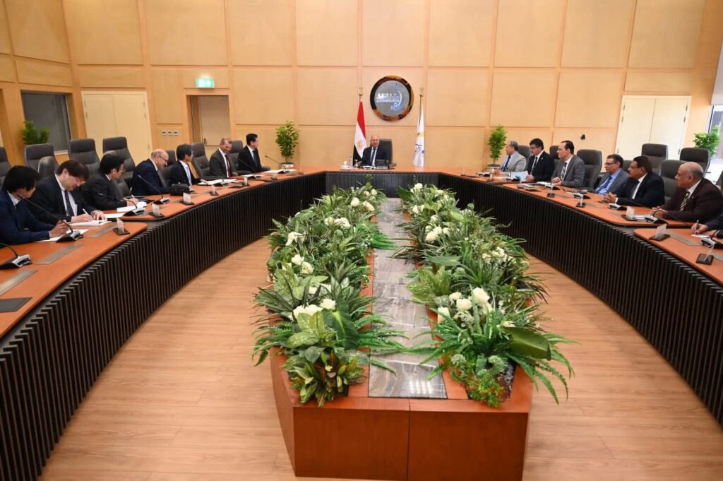 fb_img_17504092440286914879320429078199-1024x681 وزير الصناعة والنقل يلتقي الرئيس التنفيذى والعضو المنتدب لشركة ميتسوبيشى ماشينيري اليابانية لبحث سبل دعم التعاون المشترك بين الجانبين في مجال مترو الأنفاق
