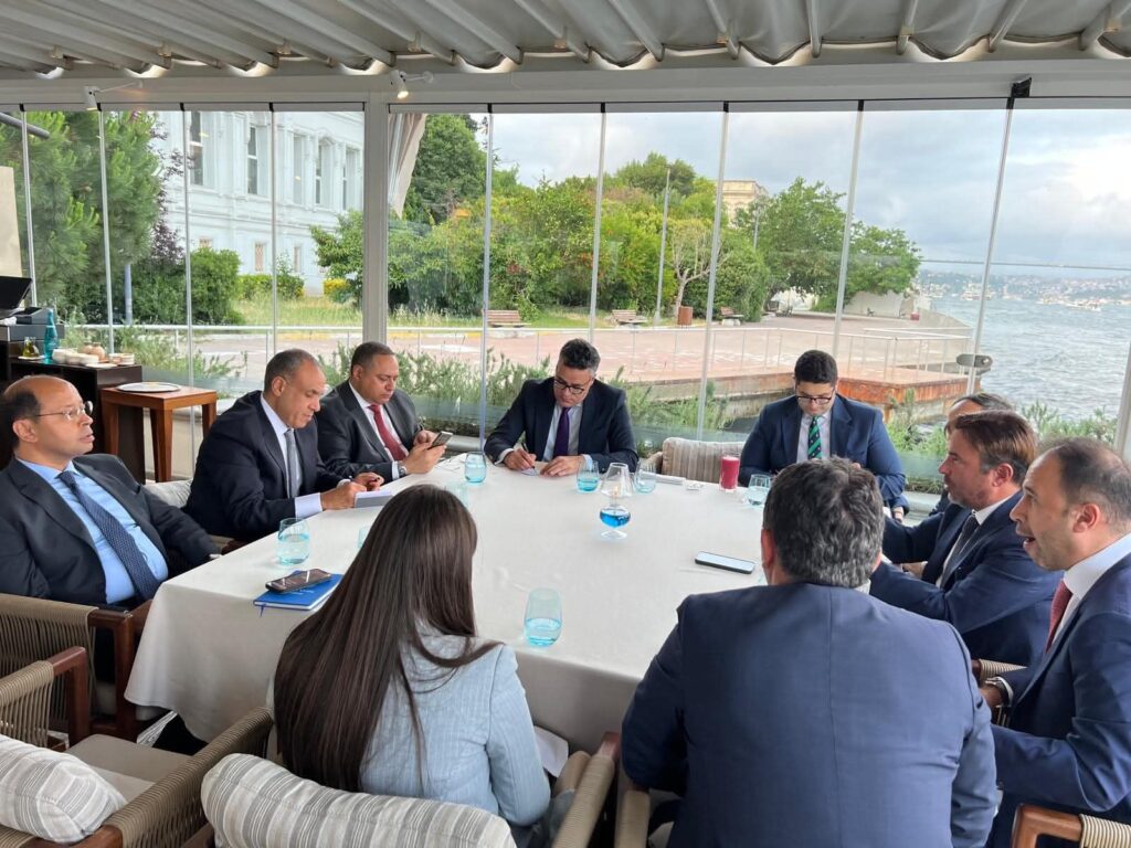 fb_img_17504924472971625733972761209199-1024x768 وزير الخارجية والهجرة يلتقي بمجموعة من رجال الأعمال الأتراك خلال زيارته لإسطنبول