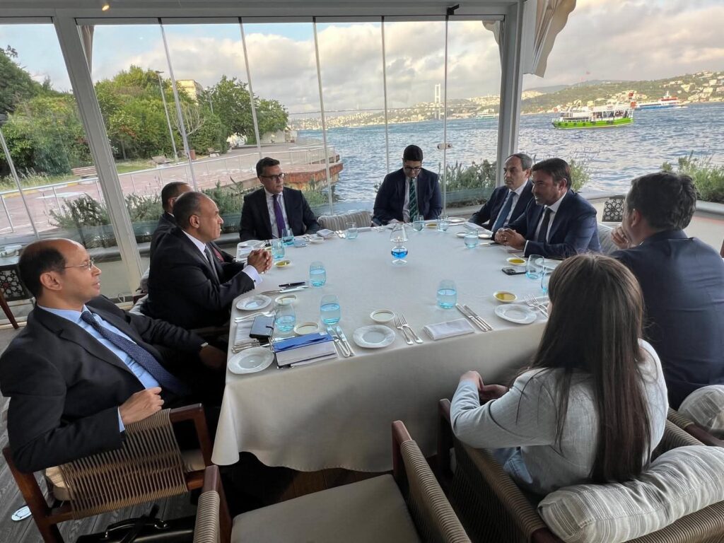 fb_img_17504924548244592782936946874940-1024x768 وزير الخارجية والهجرة يلتقي بمجموعة من رجال الأعمال الأتراك خلال زيارته لإسطنبول